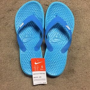 NWT SIZE 6 WOMEN’S NIKE FLIP FLOPS